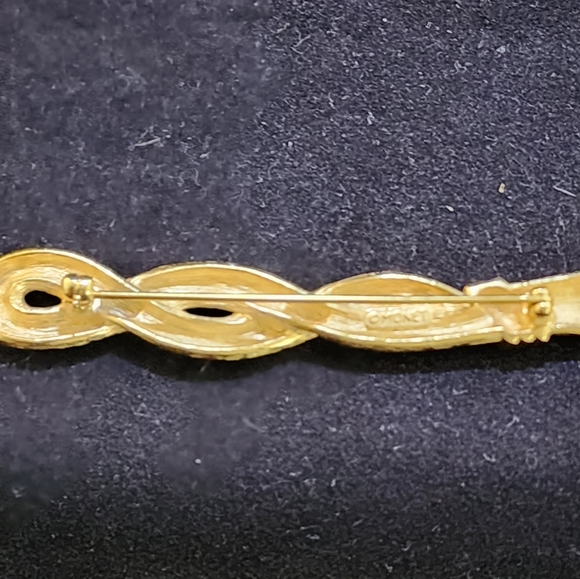 Vtg Signed Monet Gold Tone Ribbon Brooch Pin - Picture 6 of 9